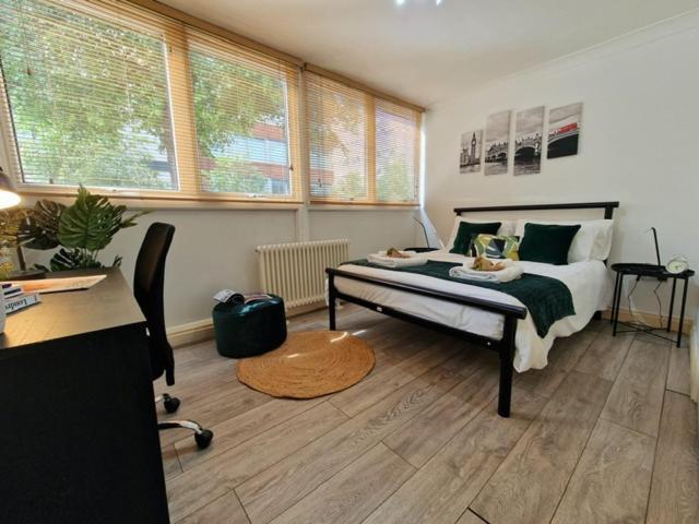 2 Bedrooms Flat In Great Location! Λονδίνο Εξωτερικό φωτογραφία